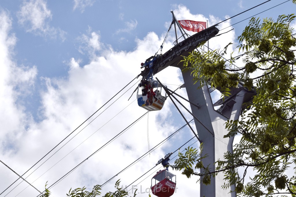 Koelner Seilbahn Gondel blieb haengen Koeln Linksrheinisch P073.JPG - Miklos Laubert